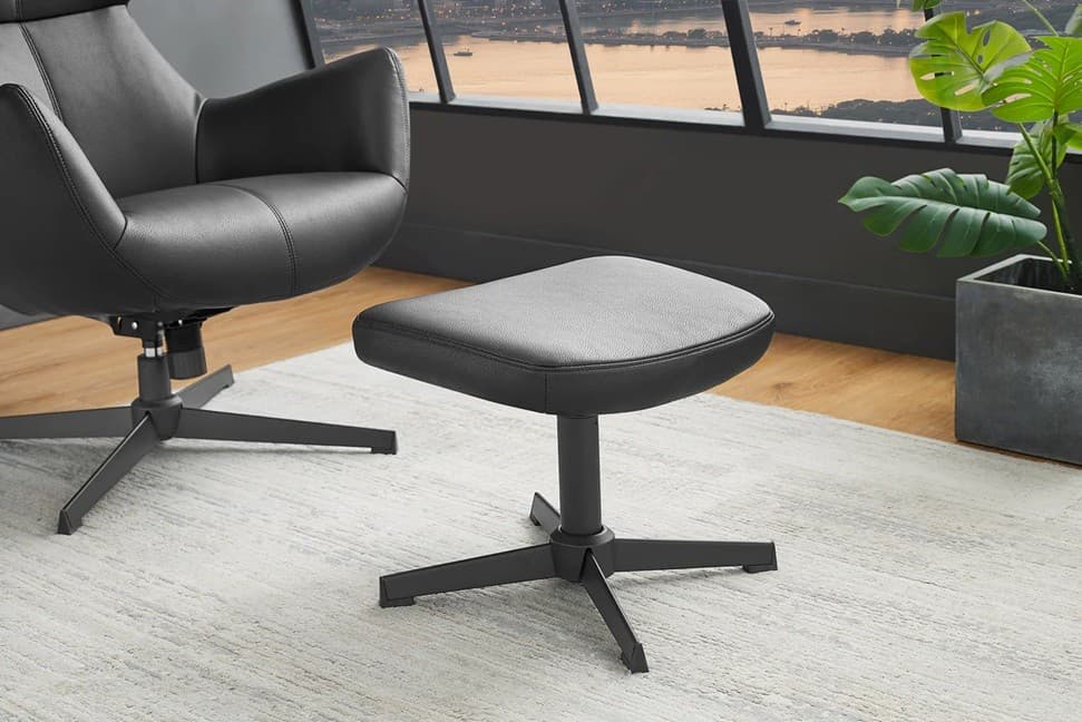 Moderní industriální podnožka Krespa s potahem z ekokůže a kovovou nohou 36 cm
