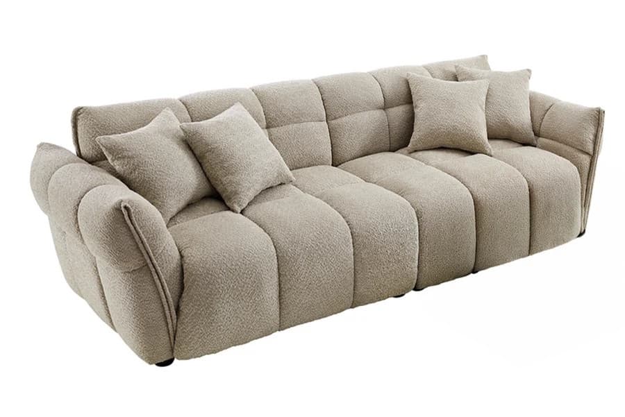 Designová moderní třímístná sedačka Yang se světlým buklé potahem s prošíváním do čtverce a čtyřmi polštáři 260 cm
