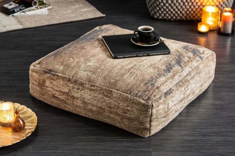 Moderní nízký čalouněný taburet Prakka v zemitých tónech 70cm