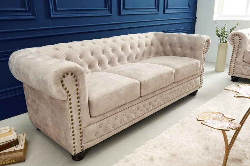 Chesterfield sedačka Contessa do obývacího pokoje ve světlé barvě s dřevěnými nožičkami 200cm