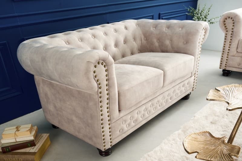 Chesterfield dvousedačka Contessa se sametovým čalouněním ve světlé barvě s masivními nožičkami 150cm