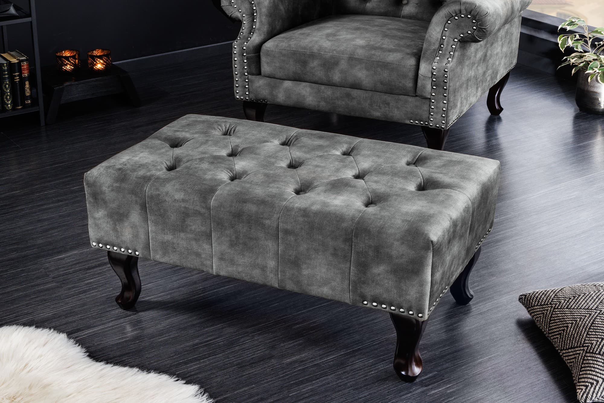 Vintage taburetka Marlon s sametovým čalouněním s chesterfield prošíváním a masivními vyřezávanými nožičkami 80cm