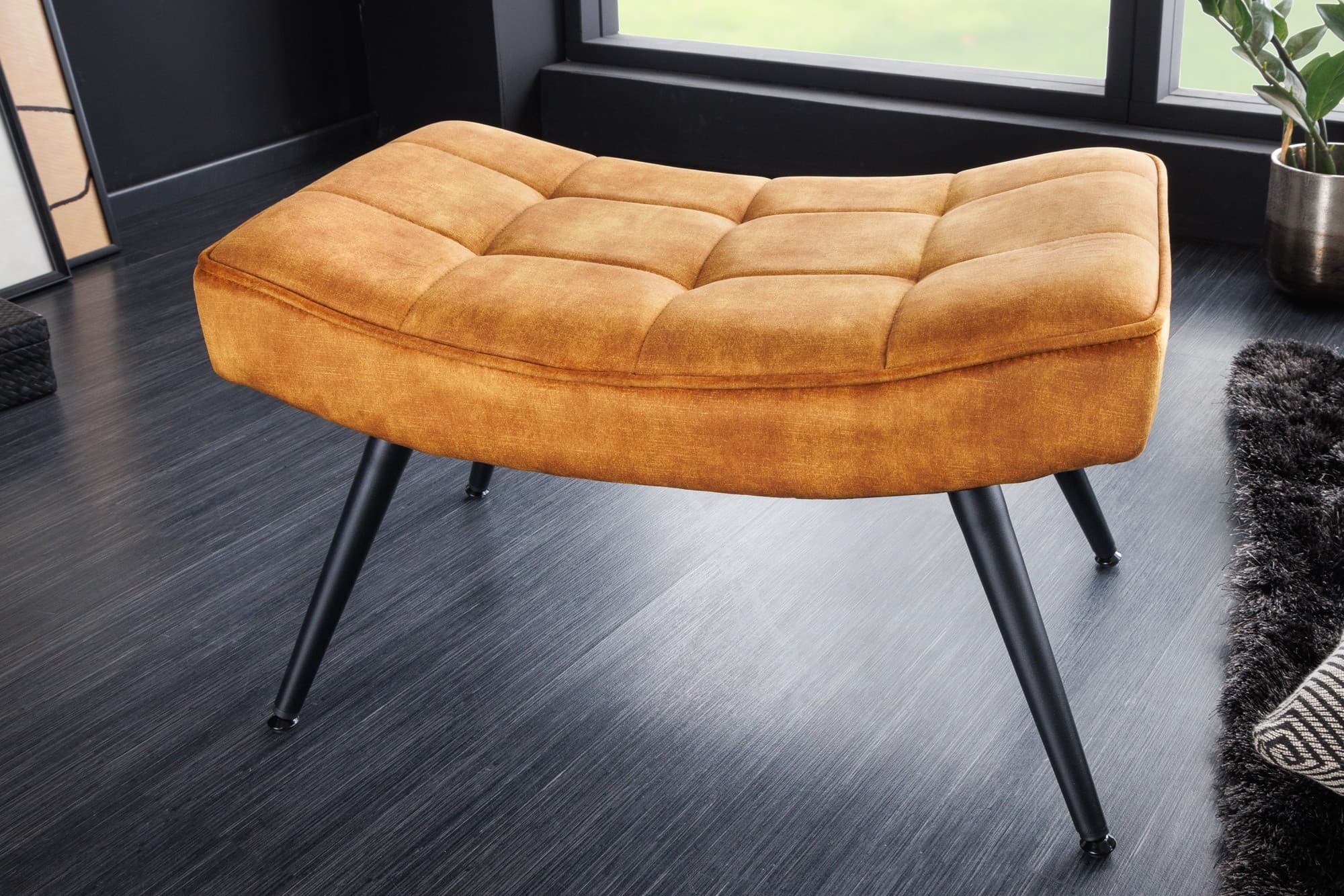 Designová čalouněná podnožka Scandinavia se sametovým prošívaným potahem 61 cm