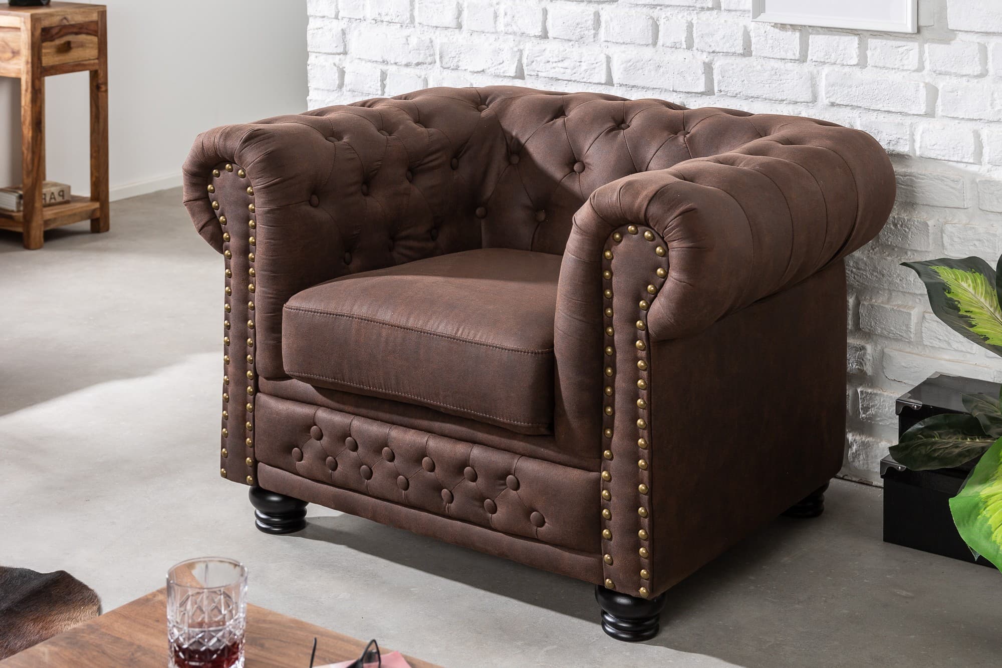 Chesterfield stylové křeslo Loungrre s vkusným prošíváním 105cm, Hnědé