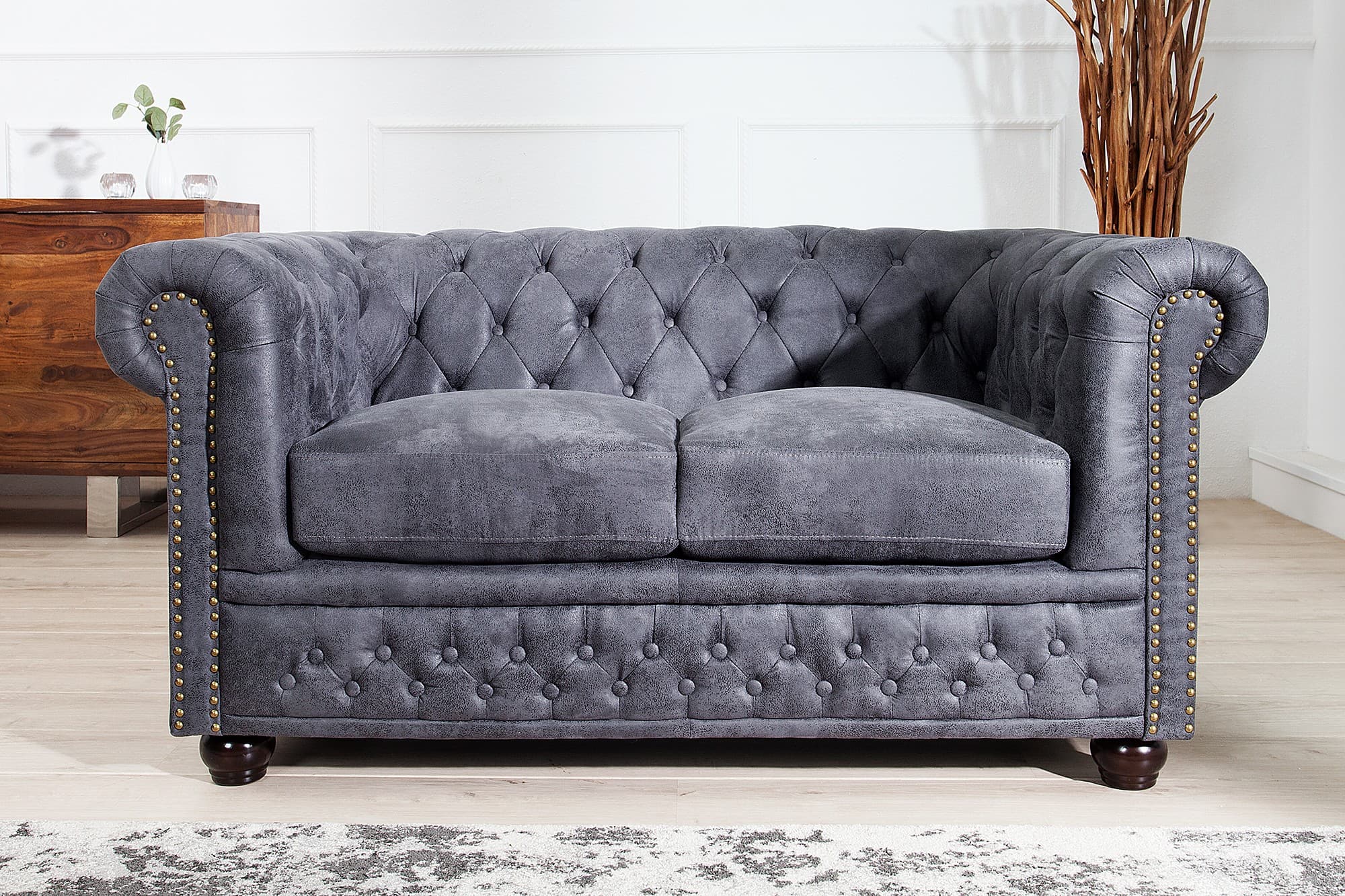 Designová vintage dvousedačka Chesterfield Grau s potahem se zahnutými opěrkami a chesterfield prošíváním 150 cm